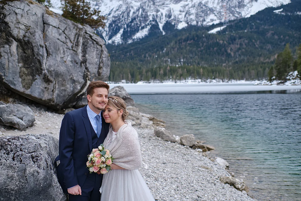 Hochzeitsfotograf Alpen - Eibsee Brautpaar Winterhochzeit