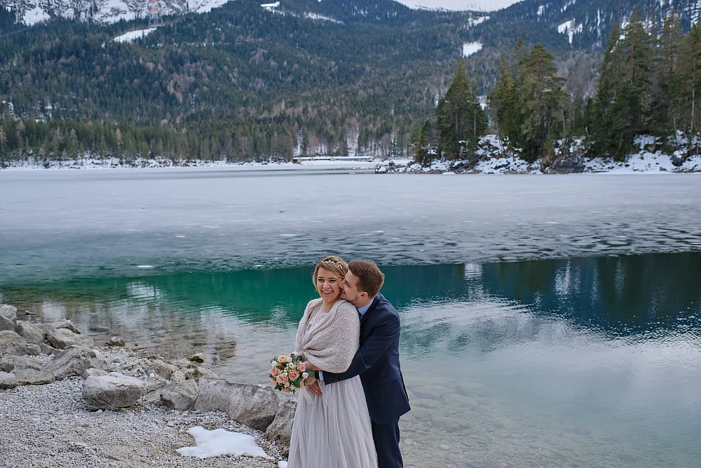 Hochzeitsfotograf Alpen - Eibsee Brautpaar Winterhochzeit