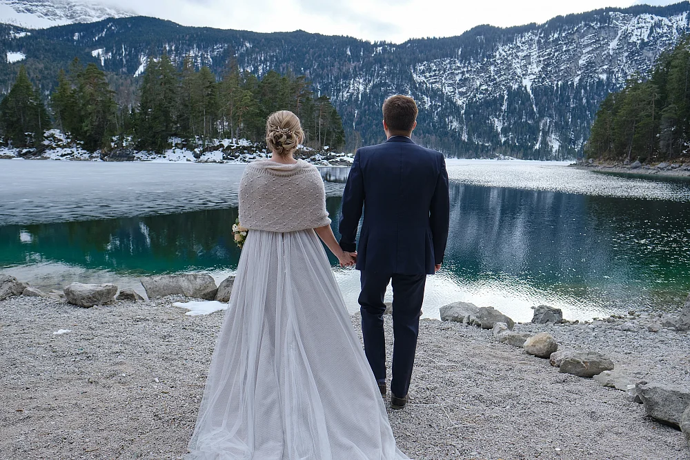 Hochzeitsfotograf Bergpanorama Eibsee Brautpaar Winterhochzeit