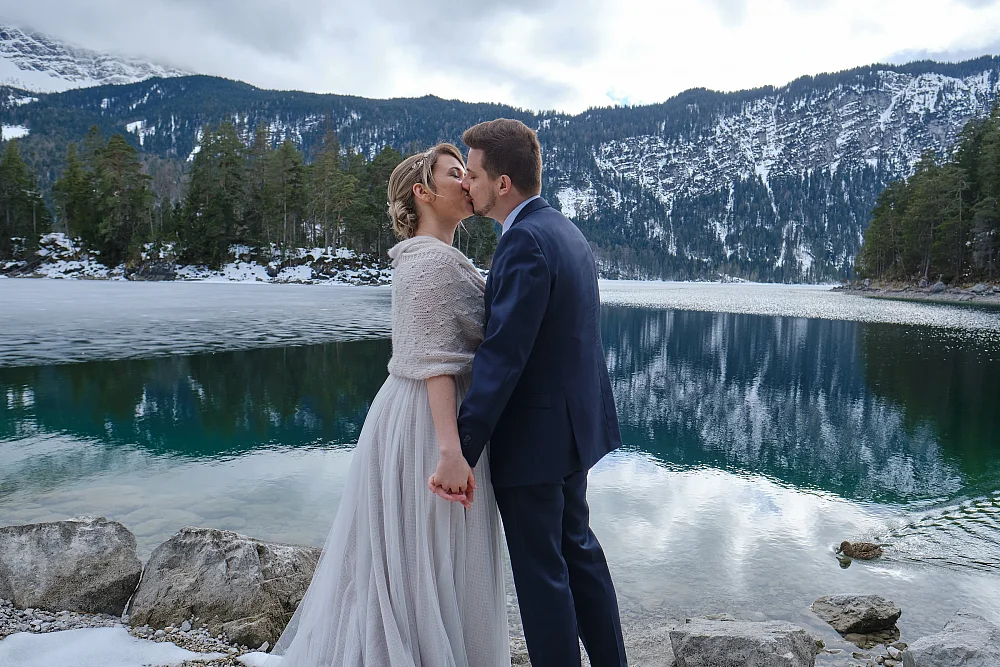 Hochzeitsfotograf Berge - Eibsee Brautpaarkuss Winterhochzeit