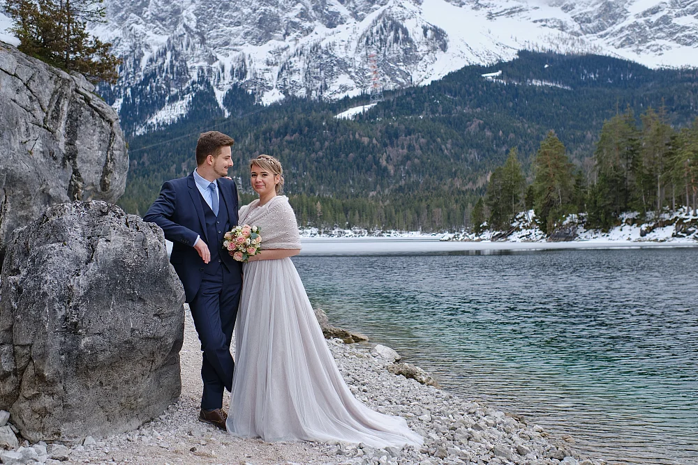 Hochzeitsfotograf Alpen - Eibsee Brautpaar Winterhochzeit