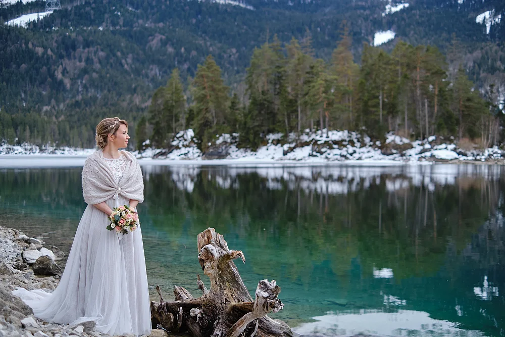 Hochzeitsfotograf Alpen - Eibsee Braut blickt in die Ferne Winterhochzeit