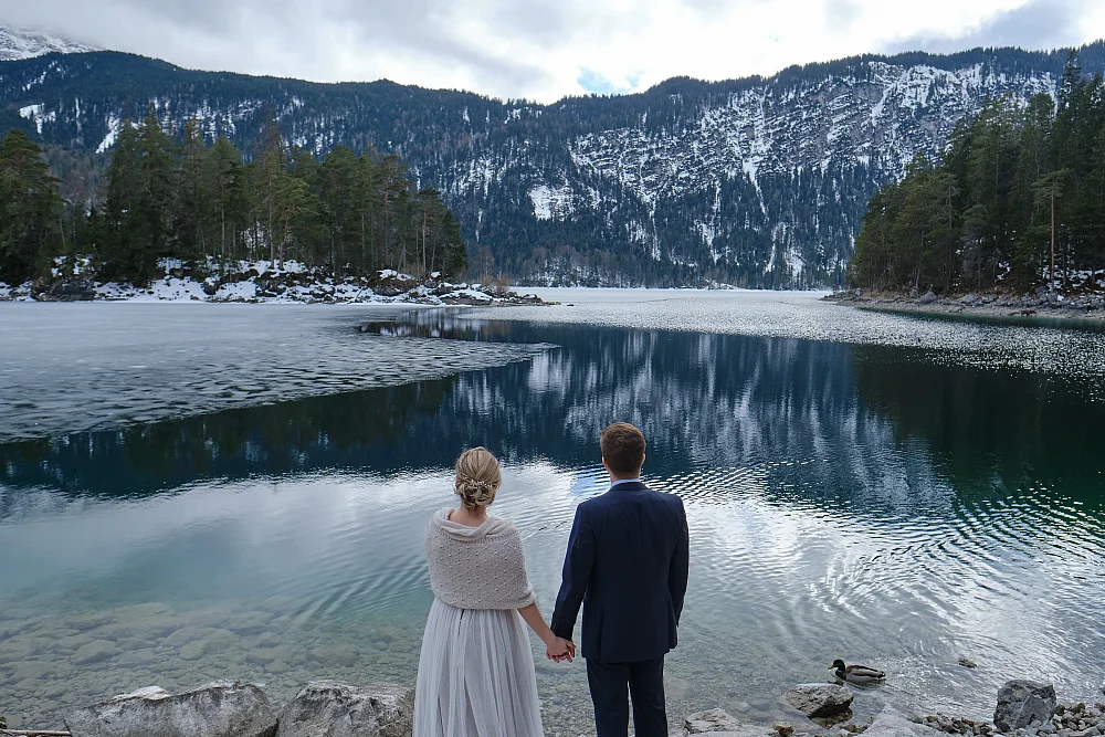 Hochzeitsfotograf Alpen - Eibsee Brautpaar schaut in die Ferne der Alpen