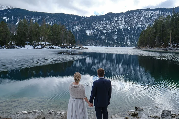 Hochzeitsfotograf Alpen - Eibsee Brautpaar schaut in die Ferne der Alpen
