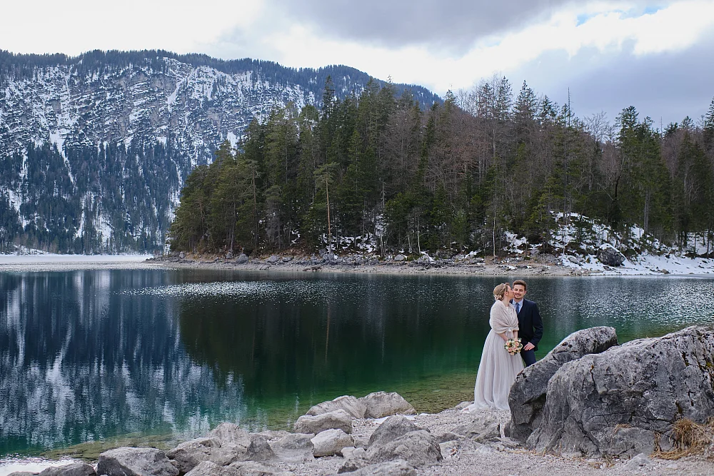 Hochzeitsfotograf Alpen - Eibsee Brautpaar Winterhochzeit