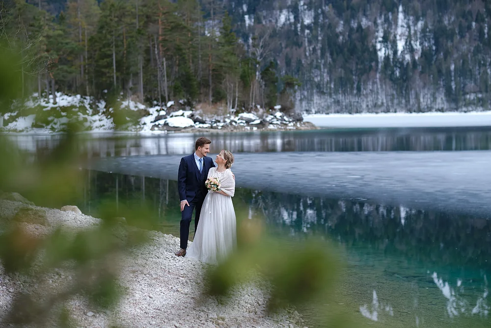 Hochzeitsfotograf Alpen - Eibsee Brautpaar Winterhochzeit