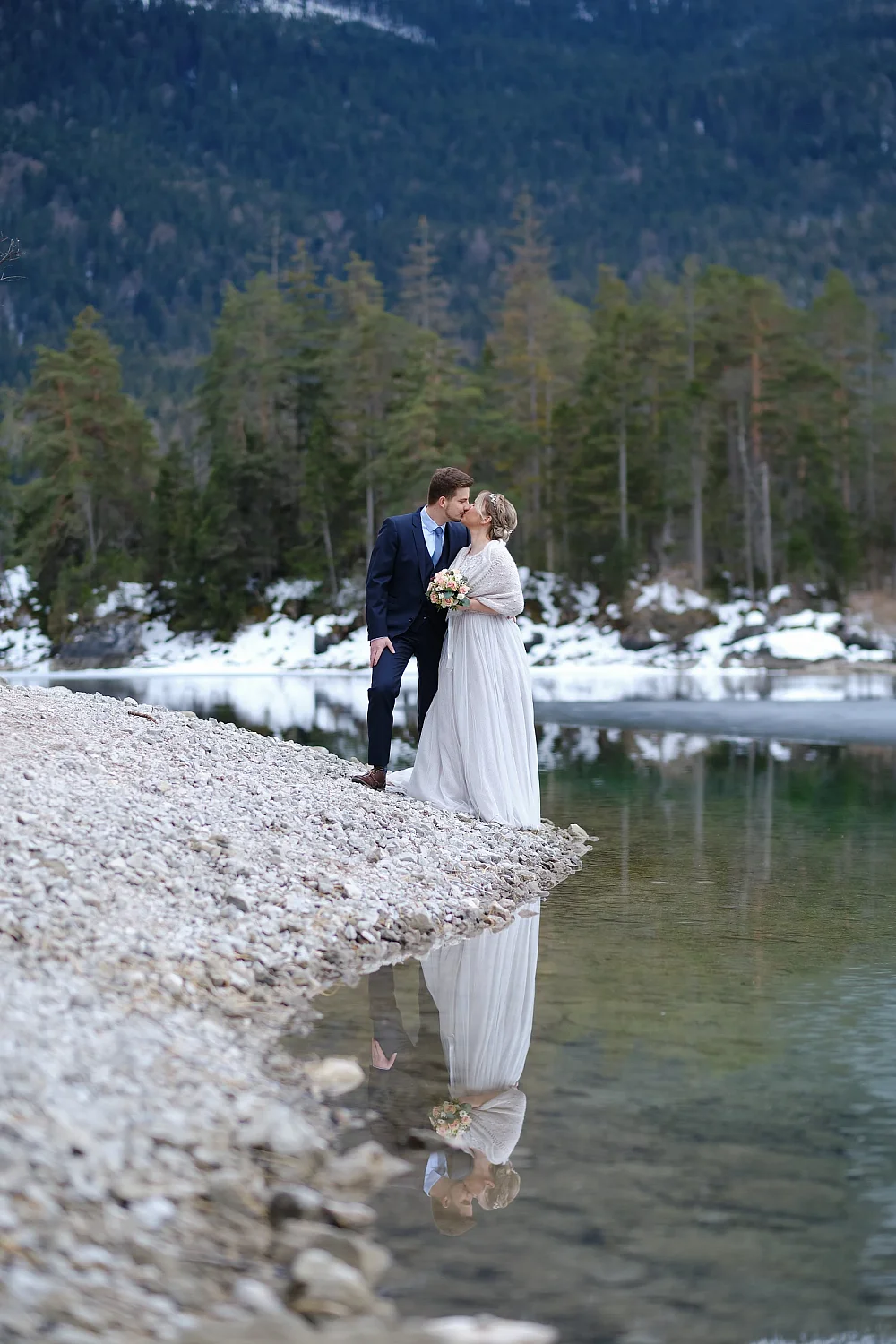 Hochzeitsfotograf Alpen - Eibsee Brautpaar Spiegelung im See