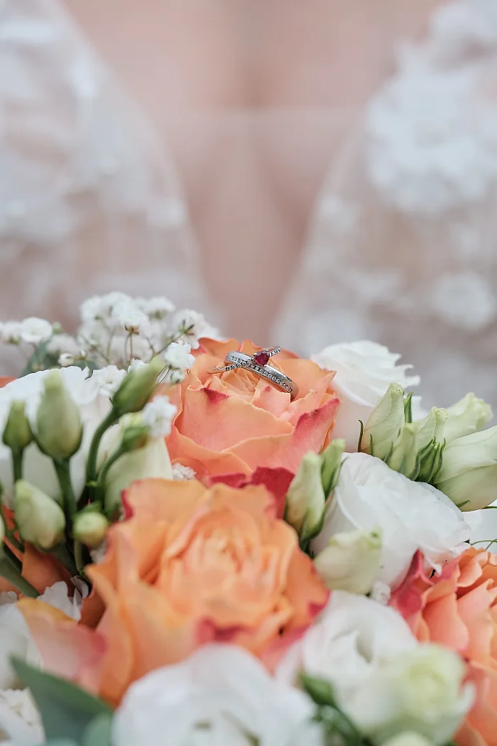 Brautstrauss mit Ringen im Detail