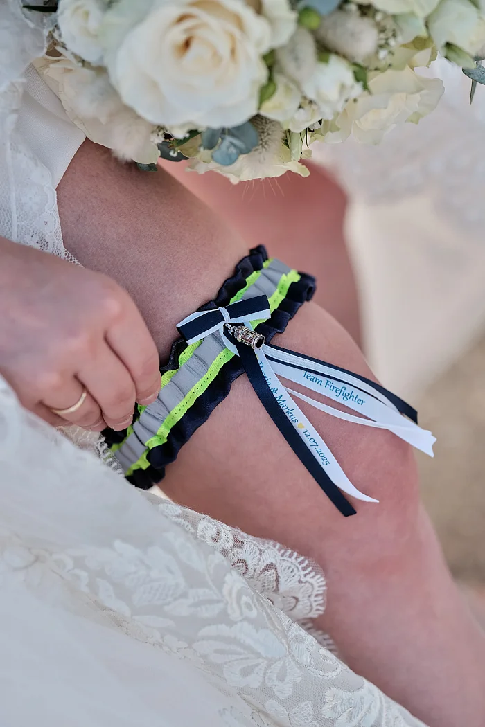 Hochzeit Brautpaarshooting Feuerwehr Schongau Strumpfband Special