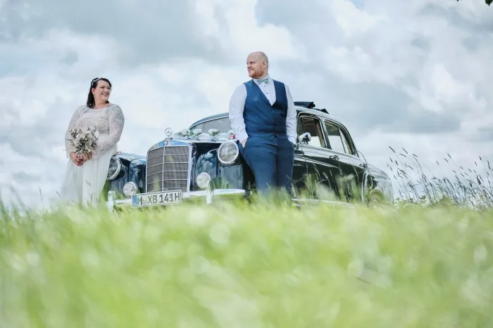 Brautpaar mit Mercedes Oldtimer