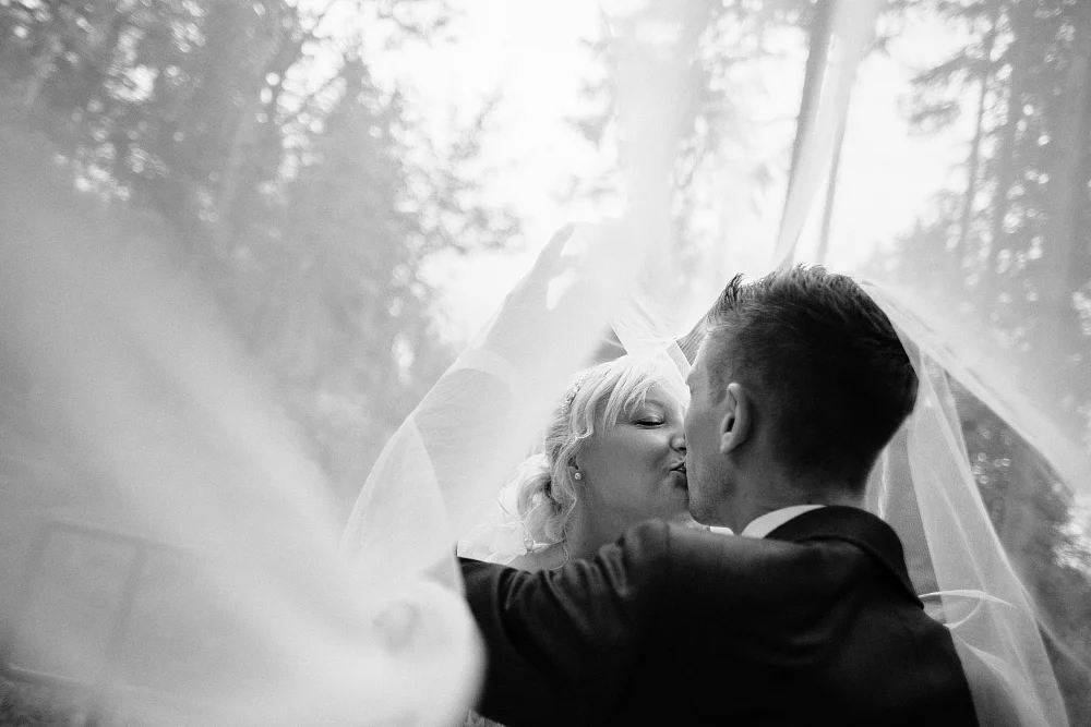 Hochzeitskuss in Schwarzweiß